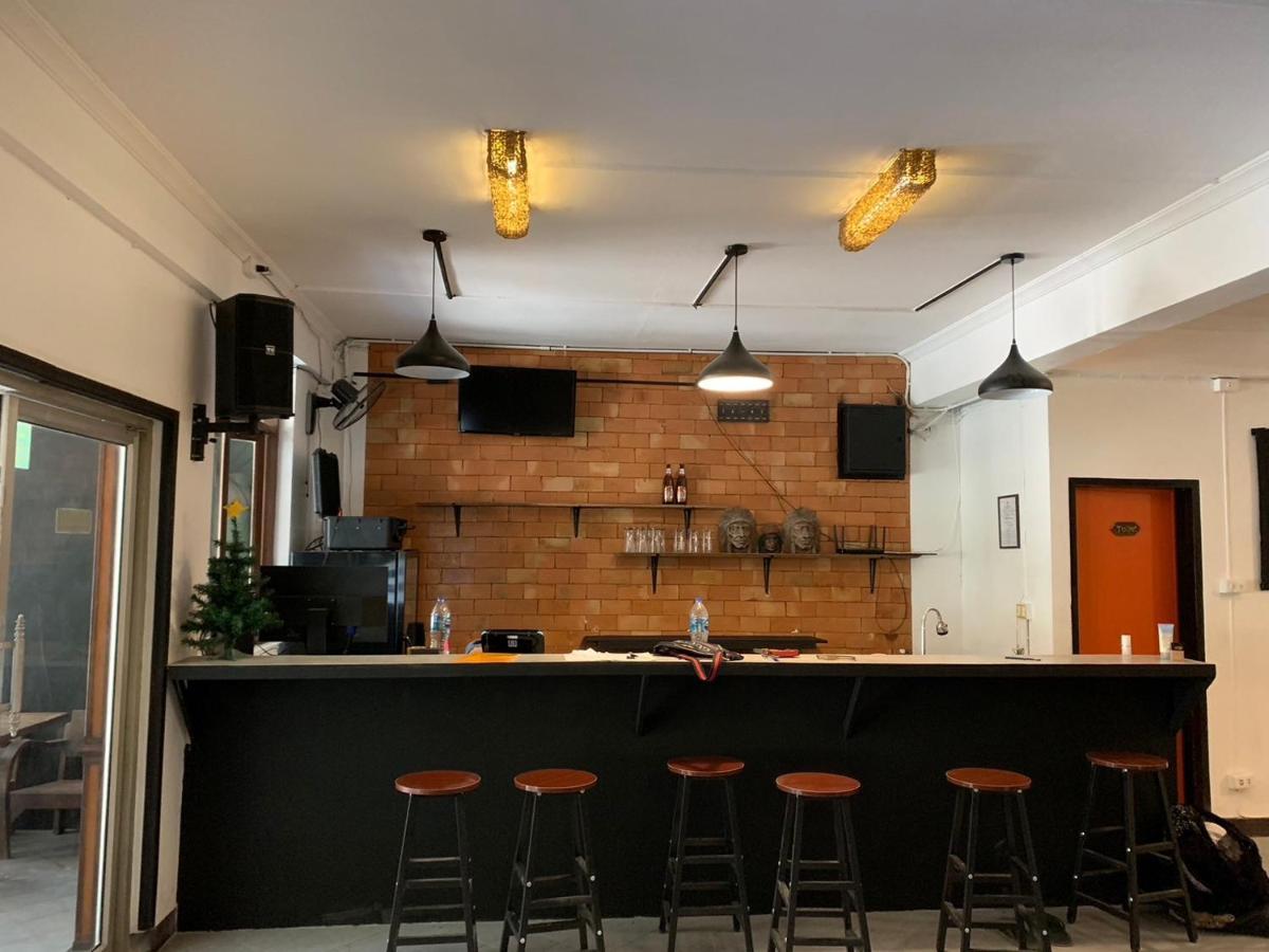 Revolution Hostel チエンマイ エクステリア 写真