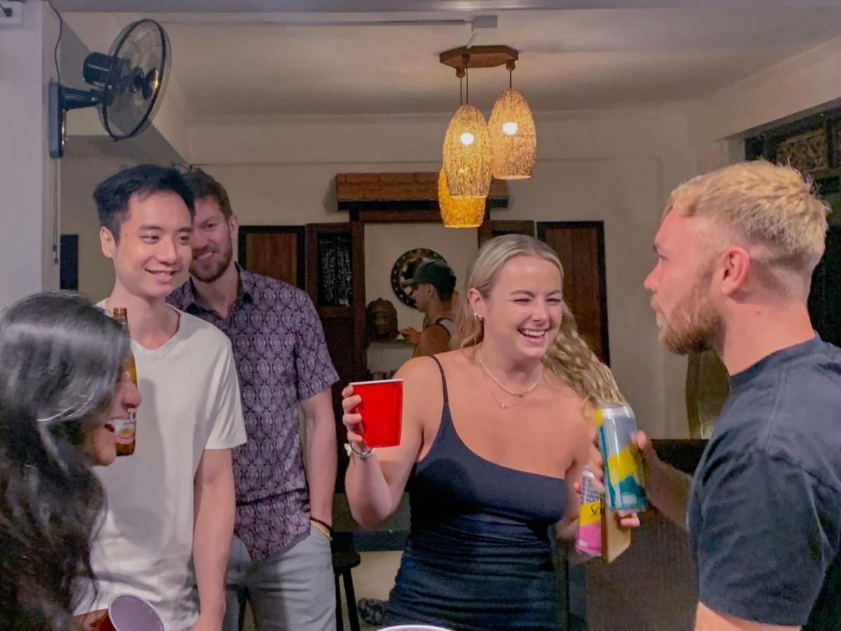 Revolution Hostel チエンマイ エクステリア 写真
